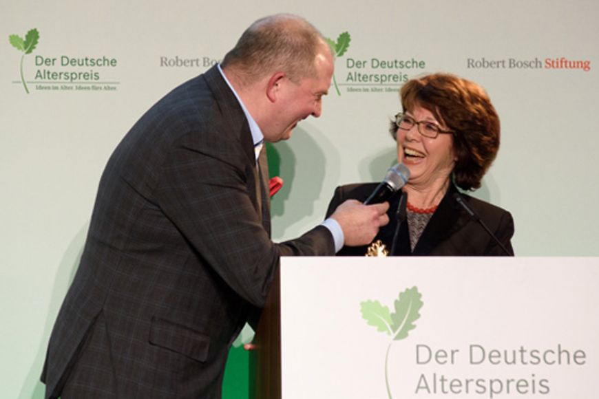 Preisträgerin Dr. Marianne Koch mit Moderator Jörg Thadeusz