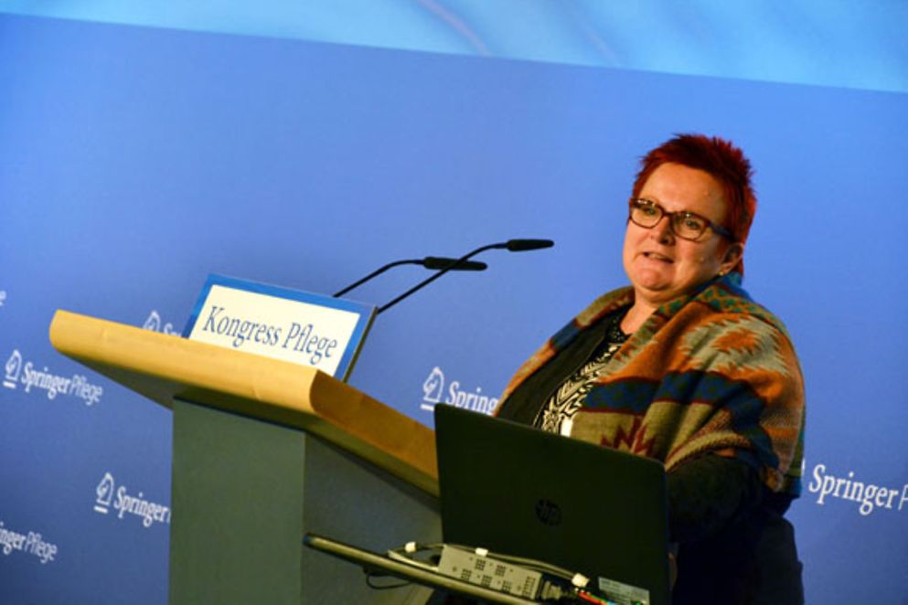 Elke Ferner spricht auf dem Kongress "Pflege 2016"
