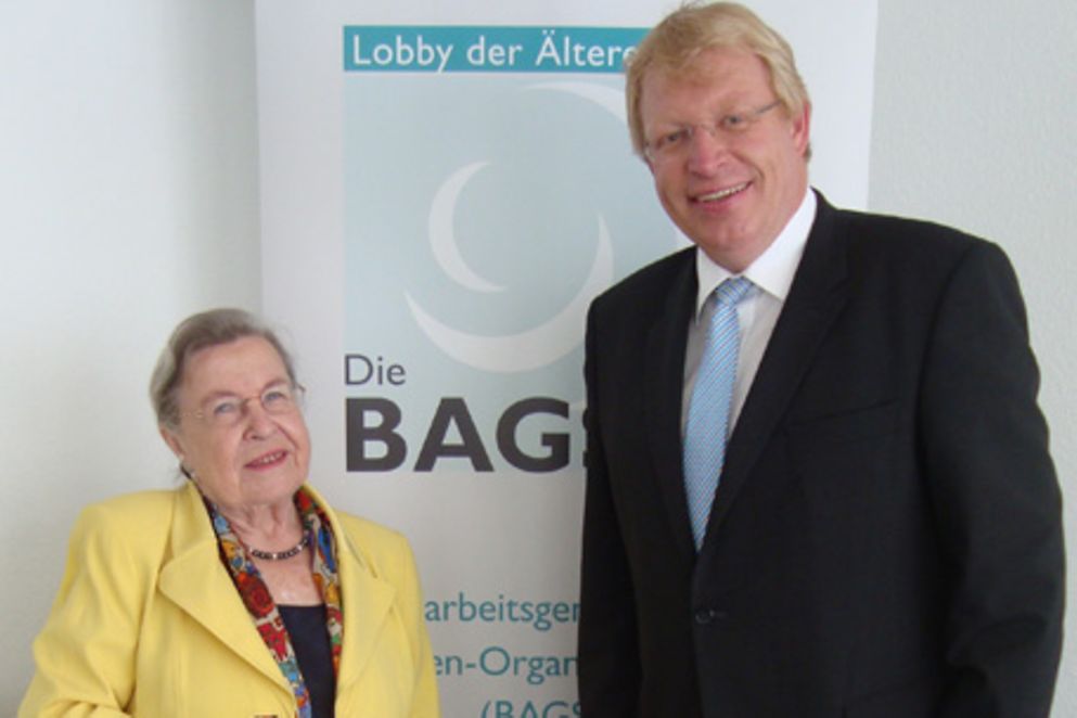 Staatssekretär Dr. Ralf Kleindiek und Prof. Dr. Ursula Lehr in der BAGSO-Geschäftsstelle. Bildquelle: BAGSO/ Wimmer
