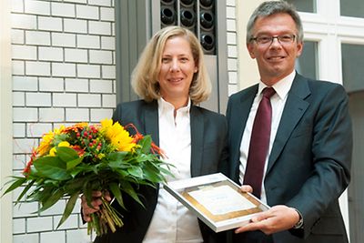 Staatssekretär Josef Hecken überreicht den 1. Preis in der Kategorie "Film (Amateure)" an Maike Kusche. Bildquelle: BMFSFJ.
