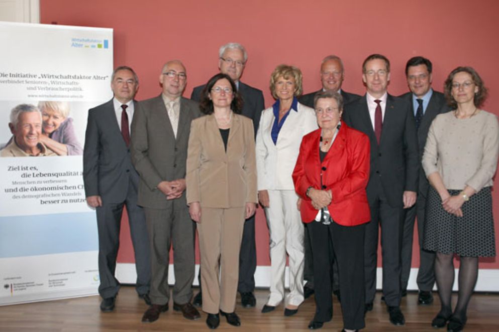 Foto: Gruppenbild mit Dr. Hermann Kues (hinten, 3. von links) und den Mitgliedern der Impulsgruppe beim Auftakttreffen.