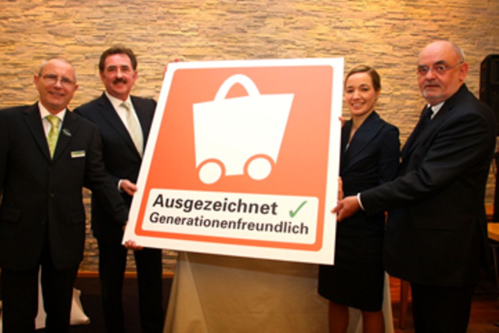 Kristina Schröder verleiht Qualitätszeichen. Bildnachweis: HDE/Bildschön