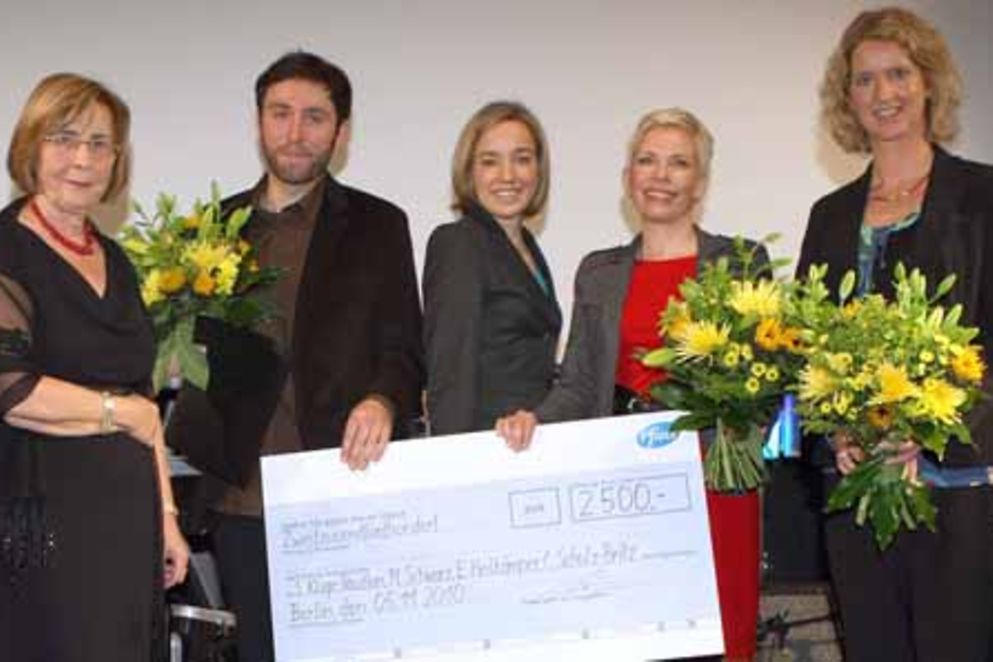 Kristina Schröder präsentiert mit den vier Gewinnern des Medienpreises den Siegerscheck in Höhe von 5.000 Euro.