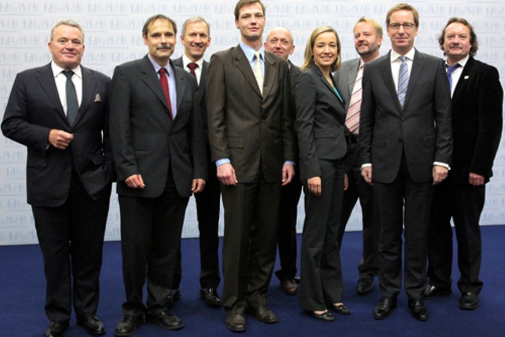 Gruppenbild der Sachverständigenkommission für den Ersten Engagementbericht mit Bundesministerin Kristina Schröder