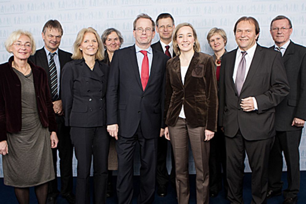 Kristina Schröder und Mitglieder der Altenberichtskommission vor einer Stellwand. Bildquelle: BMFSFJ