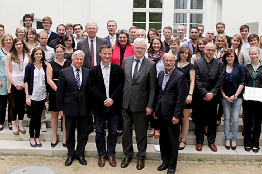 Parlamentarischer Staatssekretär Dr. Kues mit Preisträgern des Studierendenwettbewerbs. Bildnachweis: BMFSFJ
