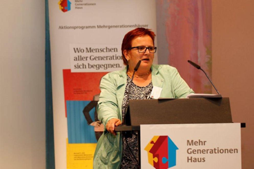 Elke Ferner steht hinter einem Redepult