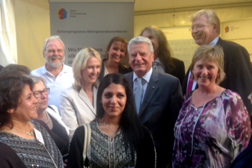 Gruppenfoto mit Bundespräsident Joachim Gauck und Bundesministerin Manuela Schwesig beim Stand der Mehrgenerationenhäuser