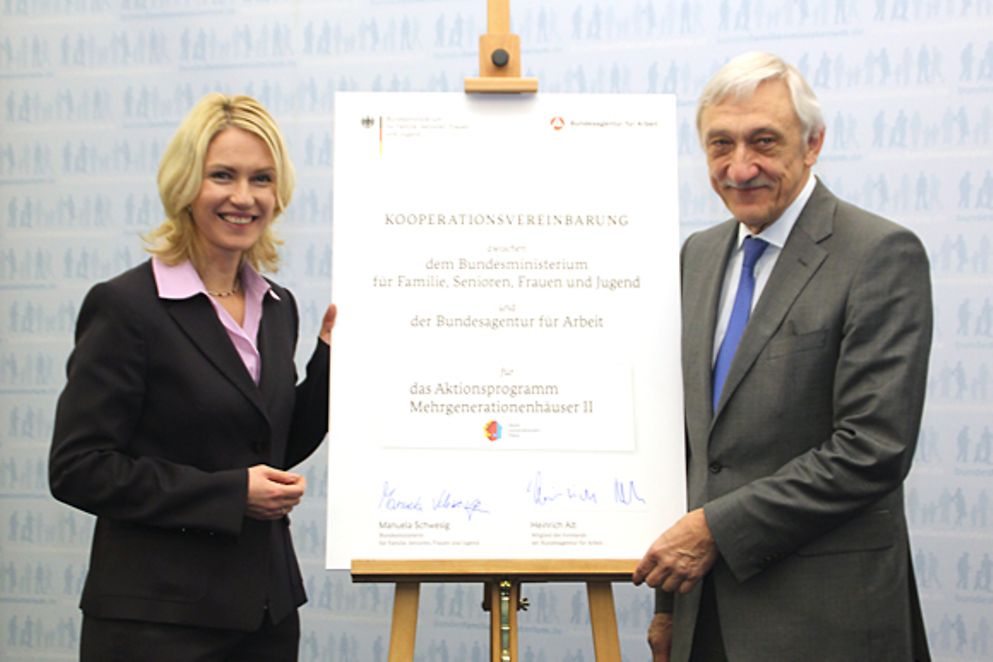 Manuela Schwesig und Heinrich Alt präsentieren die neue Kooperationsvereinbarung, Bildnachweis: BMFSFJ