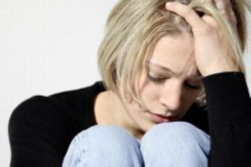 Eine junge Frau sieht verzweifelt aus