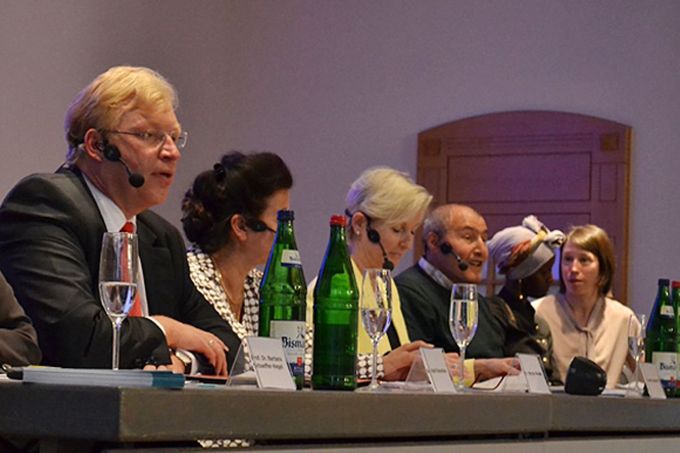 Staatssekretär Dr. Ralf Kleindiek bei der Diskussion von TERRE DES FEMMES
