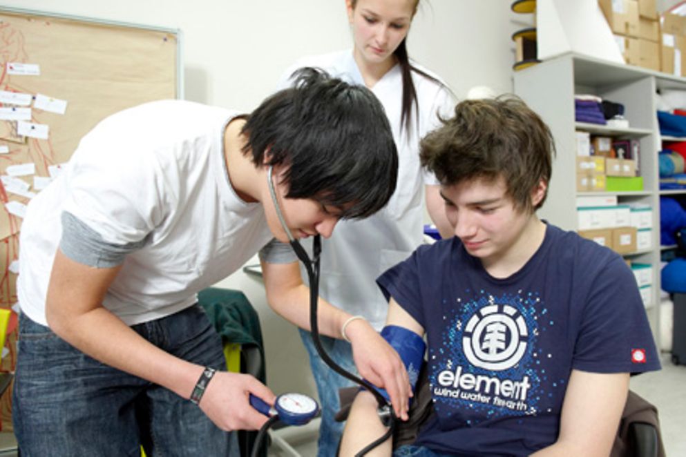 Zwei männliche Jugendliche übernehmen die Aufgaben einer Arzthelferin. Bildquelle: www.boys-day.de