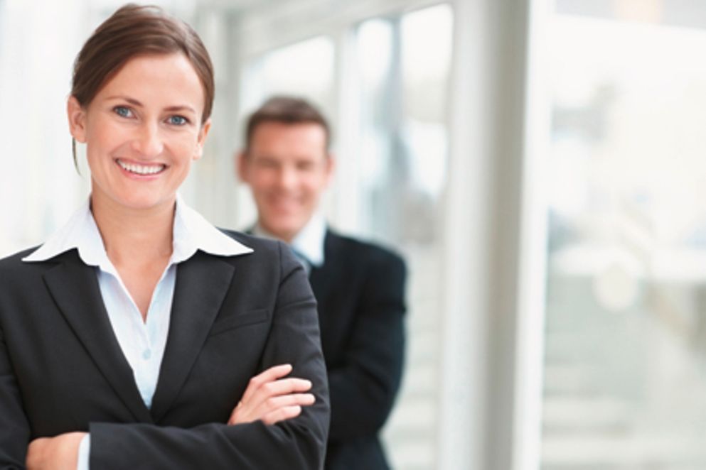 Eine lächelnde Frau mit verschränkten Armen. Bildquelle: Y. Arcurs / shutterstock.com