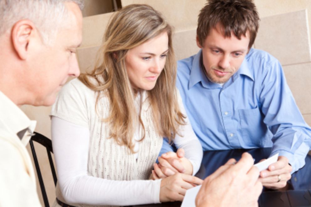 Eine Mutter und ihr Sohn werden in einer Familienberatungsstelle beraten. Bildquelle: iStock