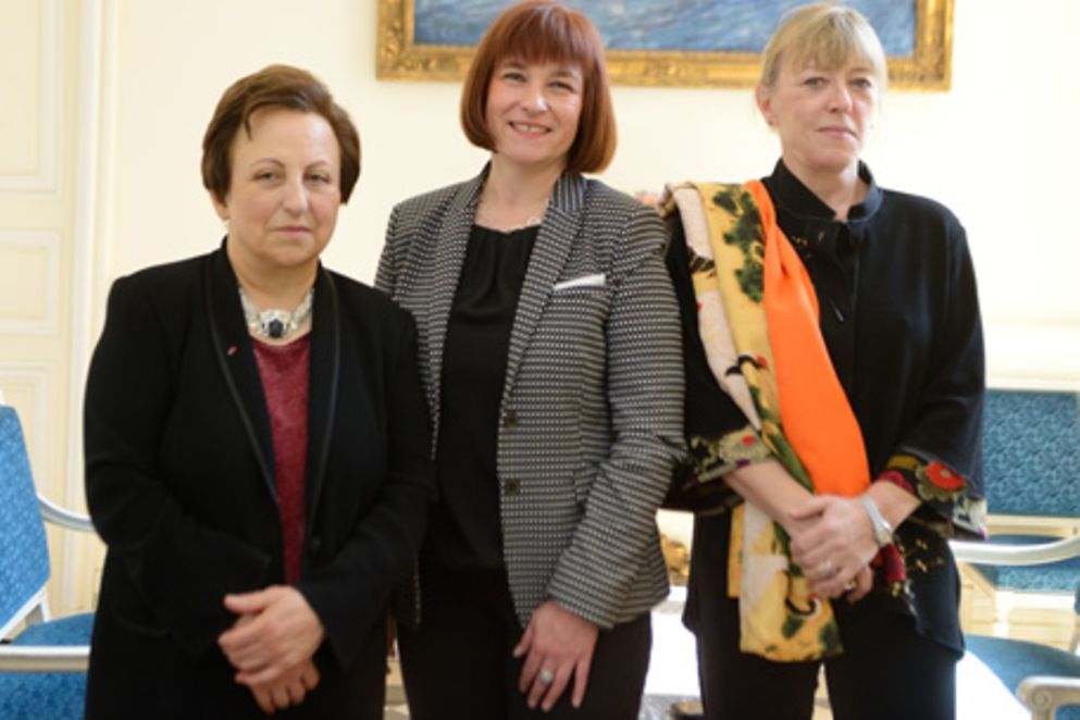 Caren Marks mit den Friedensnobelpreisträgerinnen Jody Williams und Shirin Ebadi in Paris, Bildnachweis: BMFSFJ
