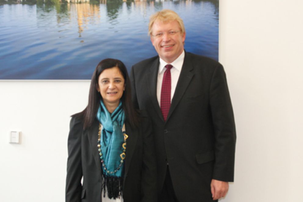 Neila Chaabane Hammouda und Dr. Ralf Kleindiek stehen nebeneinander und lächeln in die Kamera, Bildnachweis: BMFSFJ/ S. Lotz