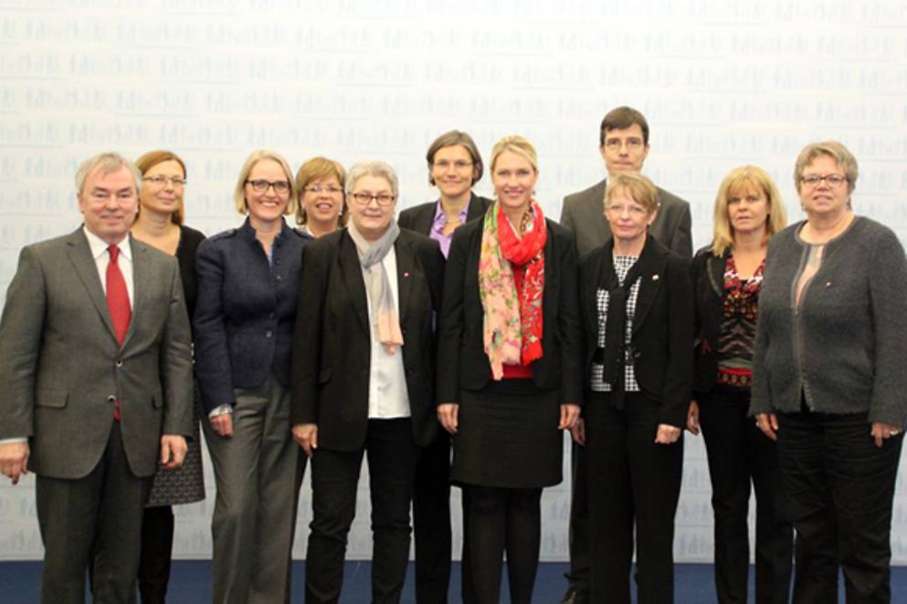 Gruppenfoto mit Manuela Schwesig und führenden Vertreterinnen und Vertretern der Gewerkschaften, Bildnachweis: BMFSFJ