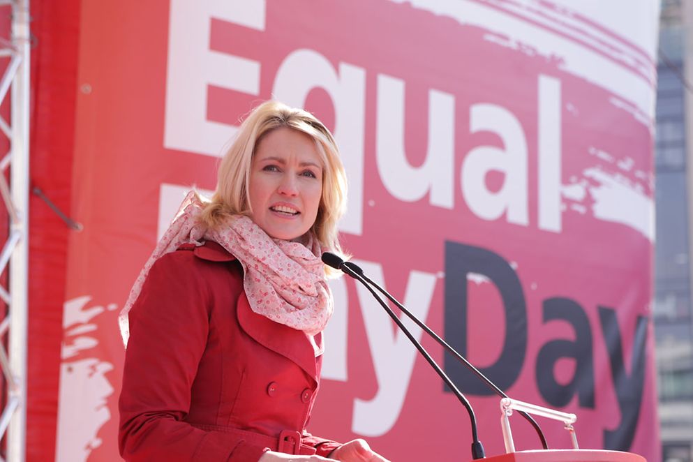 Manuela Schwesig auf der Kundgebung zum Equal Pay Day am Brandenburger Tor