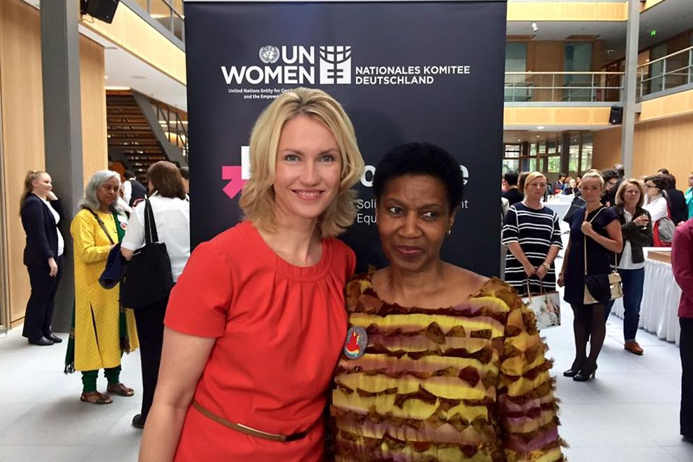 Manuela Schwesig und Phumzile Mlambo-Ngcuka, Exekutiv Direktorin von UN Women, beim Festakt in Berlin; Bildnachweis: BMFSFJ