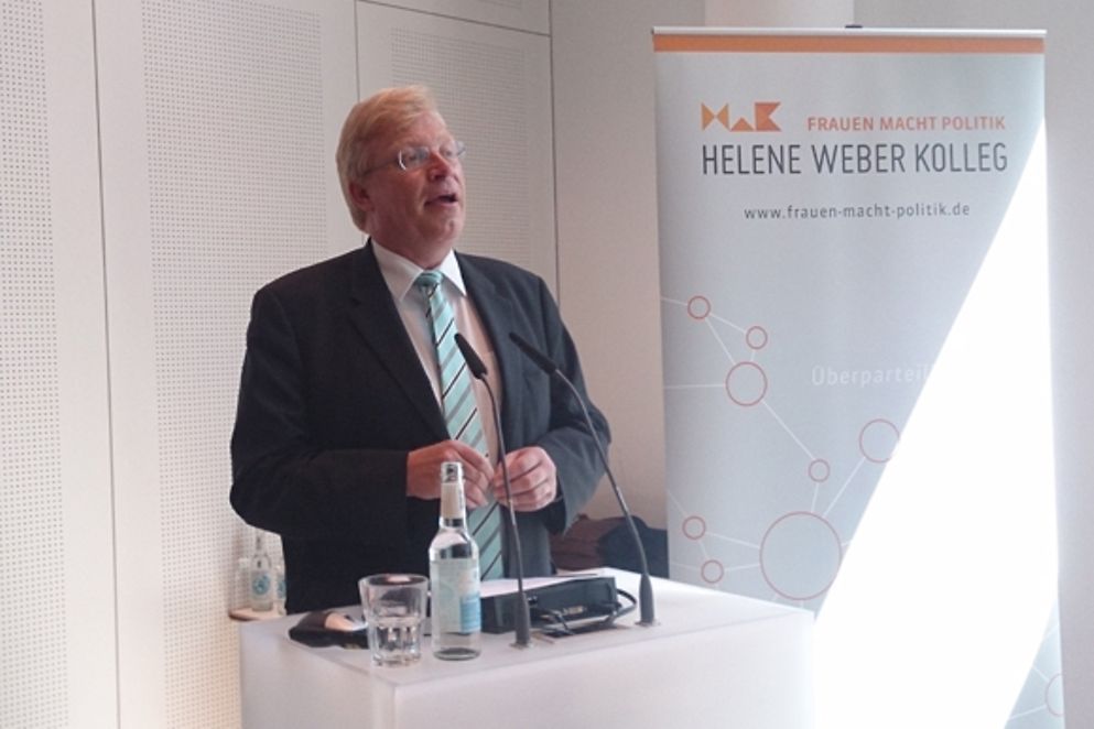 Dr. Ralf Kleindiek spricht auf dem Abschluss des Mentoring-Seminars des Helene Weber-Kollegs
