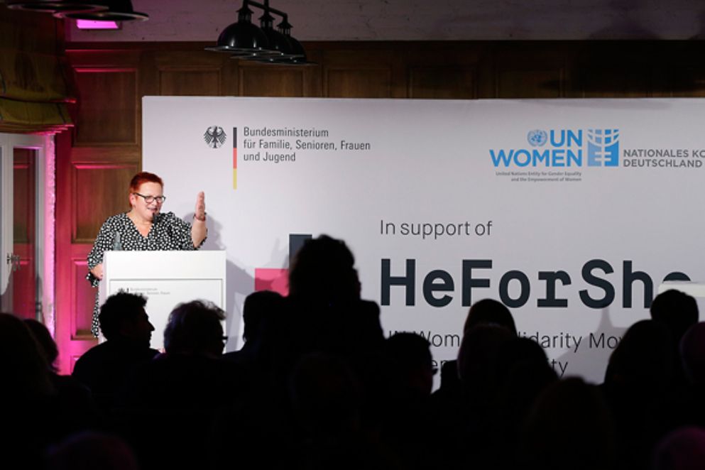 Elke Ferner spricht auf der Netzwerkveranstaltung der #HeForShe-Kampagne