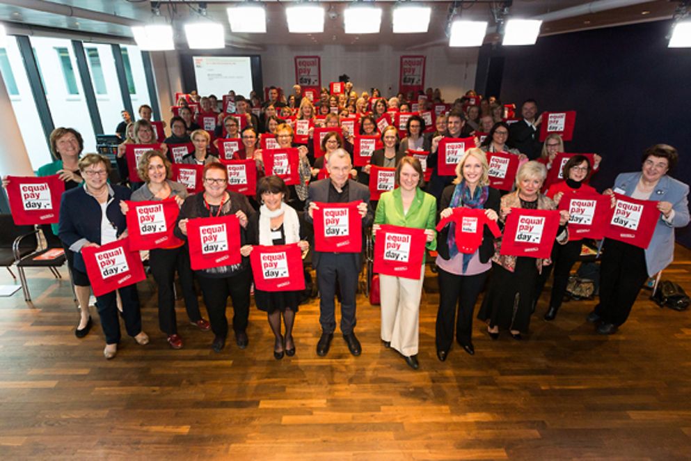 Manuela Schwesig mit Fachleuten zum Start der Equal Pay Day Kampagne 2016