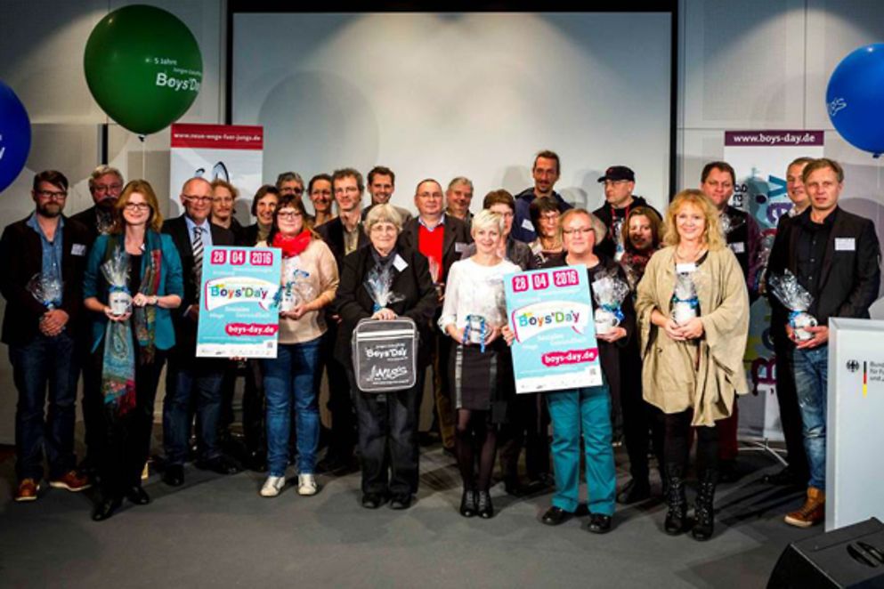 Engagierte und Fachleute aus der Jungenförderung stehen in einer Gruppe zusammen