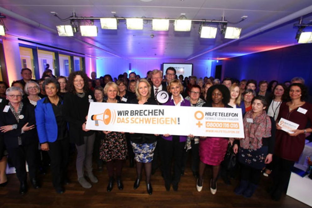 Manuela Schwesig mit Teilnehmenden des Empfangs in Berlin