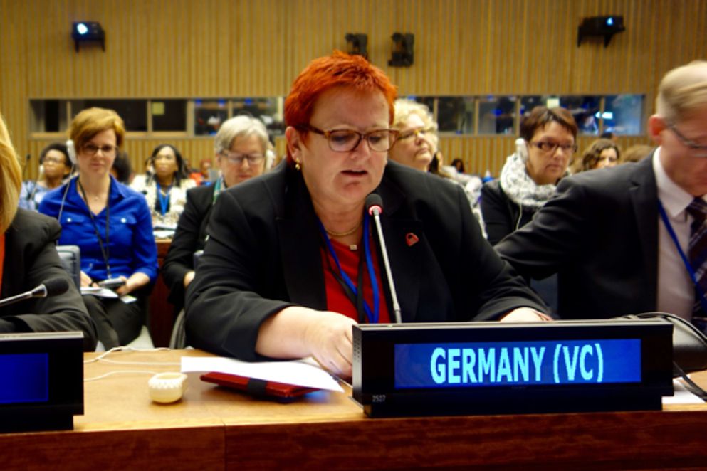 Elke Ferner spricht bei der Generaldebatte der 60. Sitzung der Frauenrechtskommission der VN
