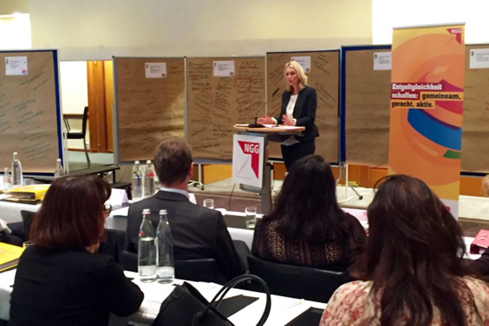 Bundesfrauenministerin Manuela Schwesig spricht bei der Betriebsrätekonferenz der Gewerkschaft für Nahrung Genuss Gaststätten