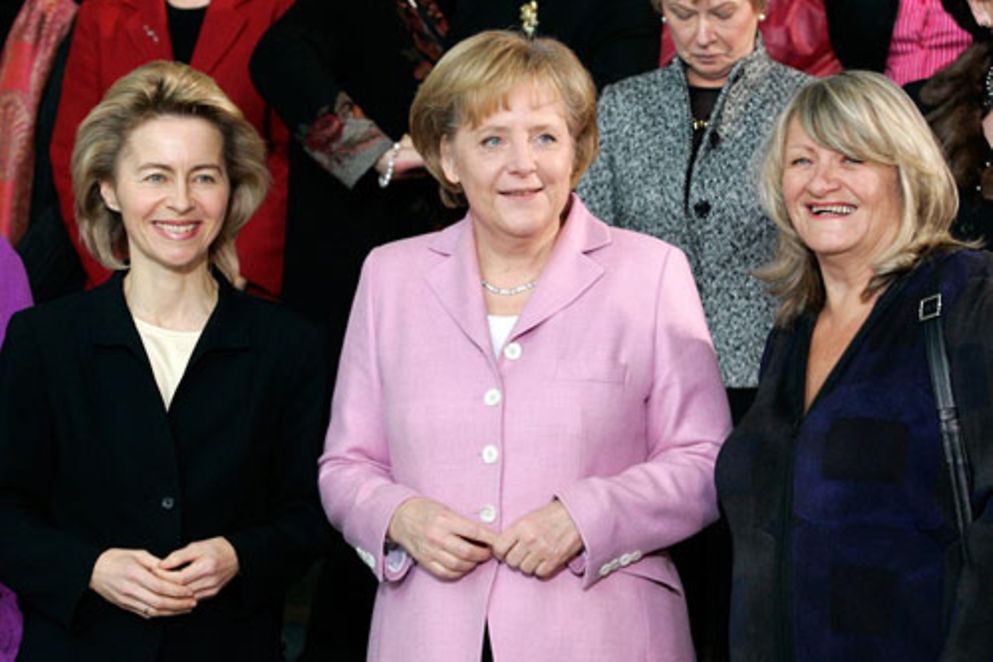 Gruppenfoto: Bundesministerin Ursula von der Leyen, Bundeskanzlerin Angela Merkel, Alice Schwarzer