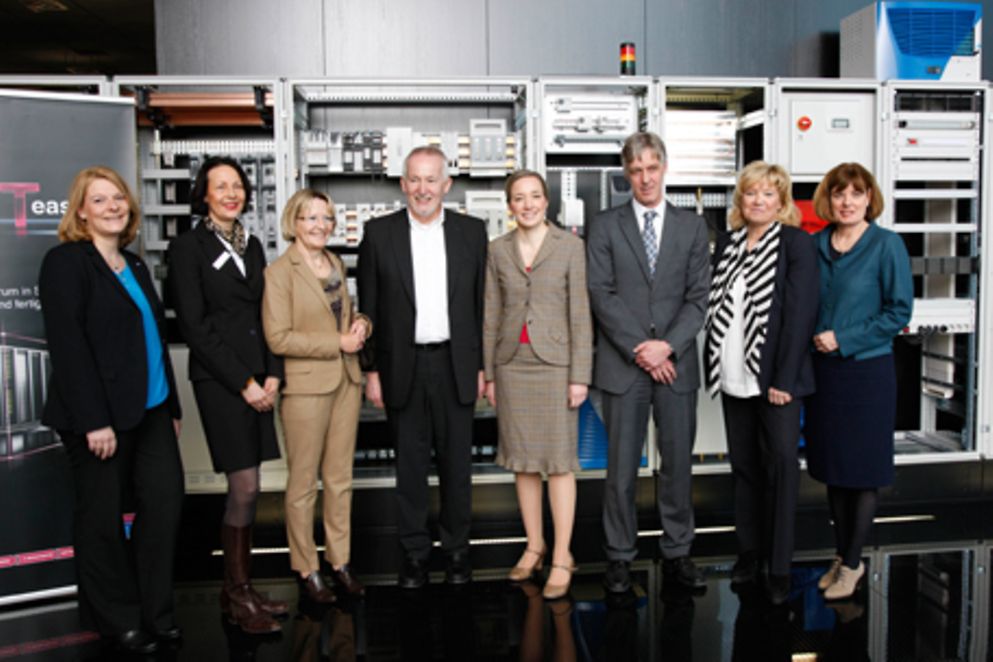 Kristina Schröder mit Vertreterinnen und Vertretern des "Regionalen Bündnis" Lahn-Dill-Kreis. Bildquelle: Rittal GmbH und Co. KG