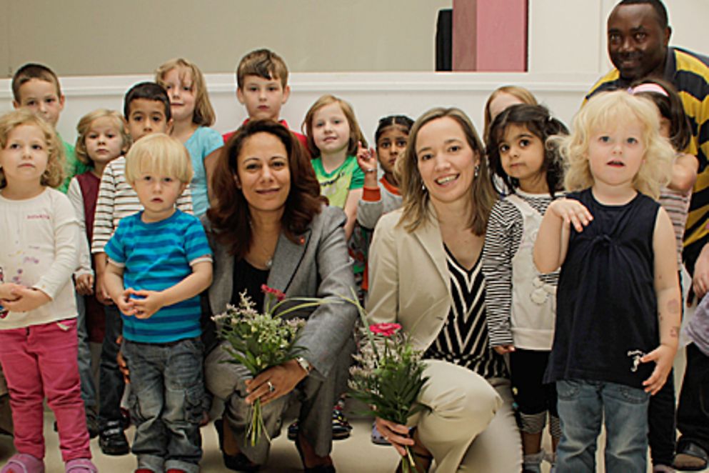 Kristina Schröder und Sihem Badi mit Kindern der Kita im Helene-Weber-Haus. Bildquelle: BMFSFJ