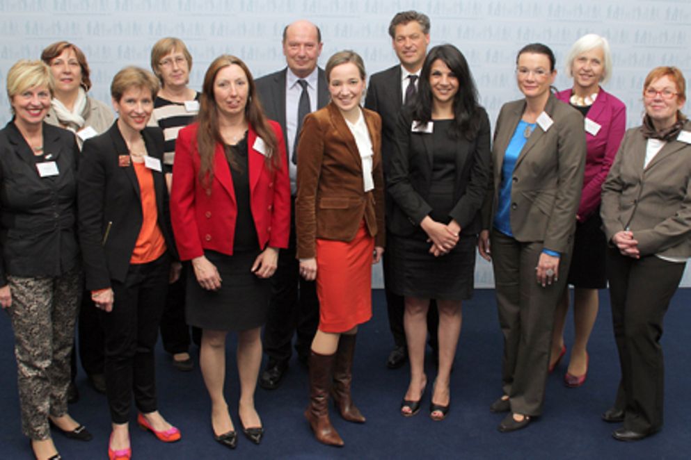 Kristina Schröder zusammen mit Vertreterinnen und Vertretern der 10 Regionalen Bündnisse. Bildnachweis: BMFSFJ