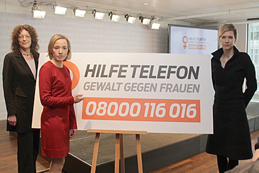 Kristina Schröder präsentiert die Nummer des Hilfetelefons. Bildnachweis: BMFSFJ