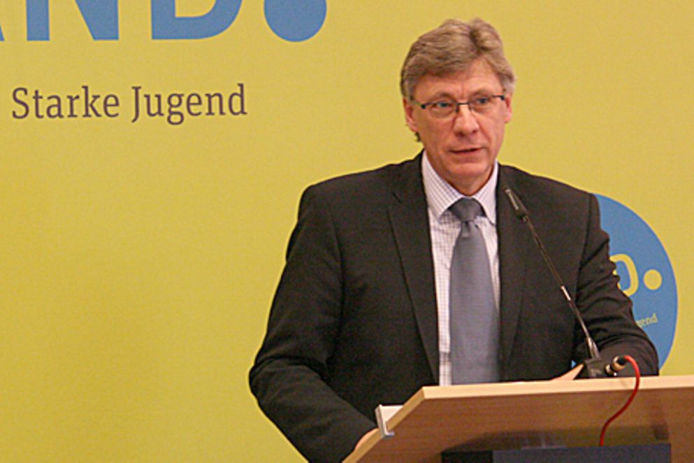 Staatsekretär Lutz Stroppe während seiner Rede beim Deutschen Bundesjugendring. Bildquelle: DBJR/SanjaZeljko.