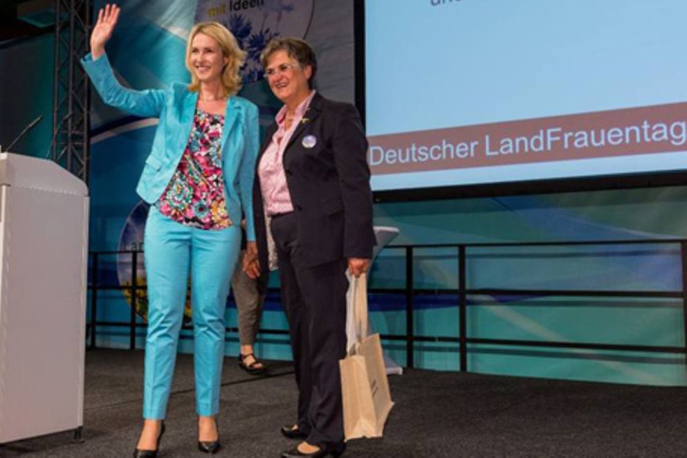 Manuela Schwesig und die Präsidentin des Deutschen Landfrauenverbands Brigitte Scherb winken von einer Bühne herab