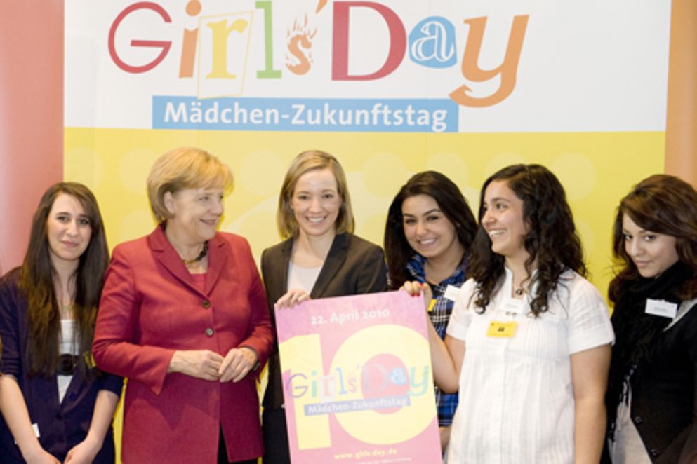 Kristina Schröder und Angela Merkel bei der Eröffnung des Girls' Day 2010