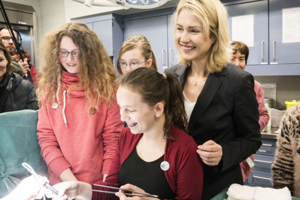 Manuela Schwesig mit Schülerinnen beim Girls'Day 2014