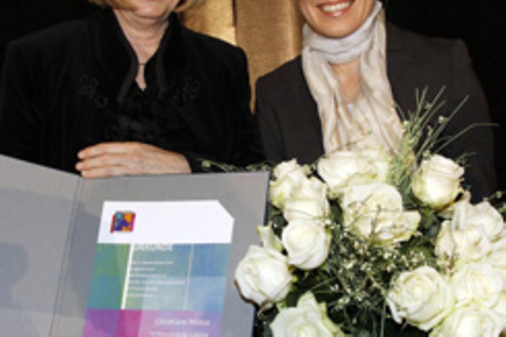 Preisträgerin Christiane Möbus und Bundesministerin Kristina Schröder; Foto: Jirka Jansch