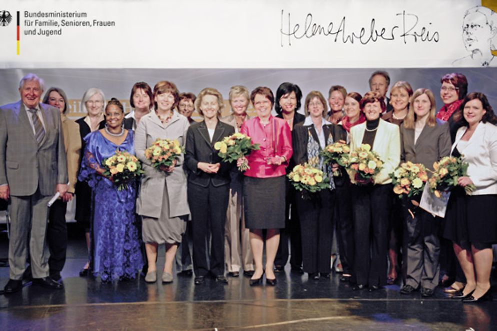 Foto: Ursula von der Leyen inmitten der Preisträgerinnen und der Jurymitglieder (Bild: BMFSFJ)
