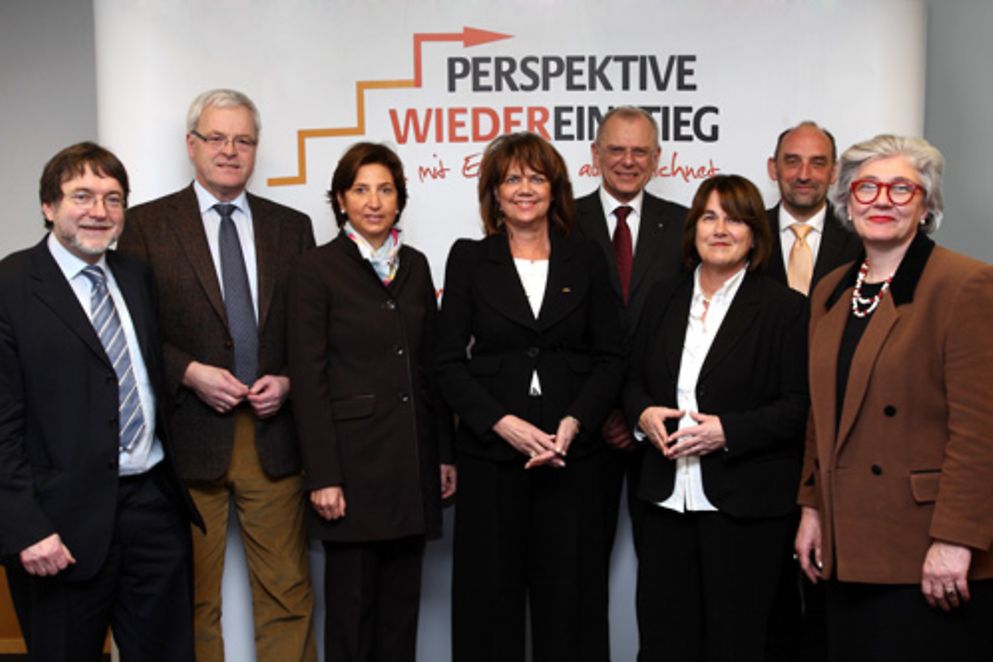 Gruppenfoto der Jury-Mitglieder mit dem Parlamentarischen Staatssekretär Hermann Kues.