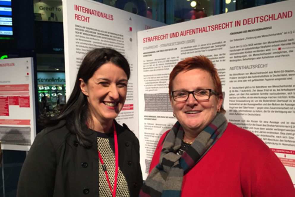 Elke Ferner und die KOK-Geschäftsführerin Naile Tanis bei der Ausstellungeröffnung im Berliner Hauptbahnhof