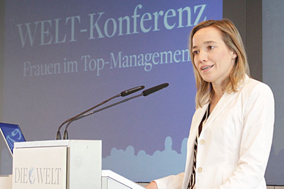 Kristina Schröder steht hinter einem Mikrophon. Bildquelle: BMFSFJ