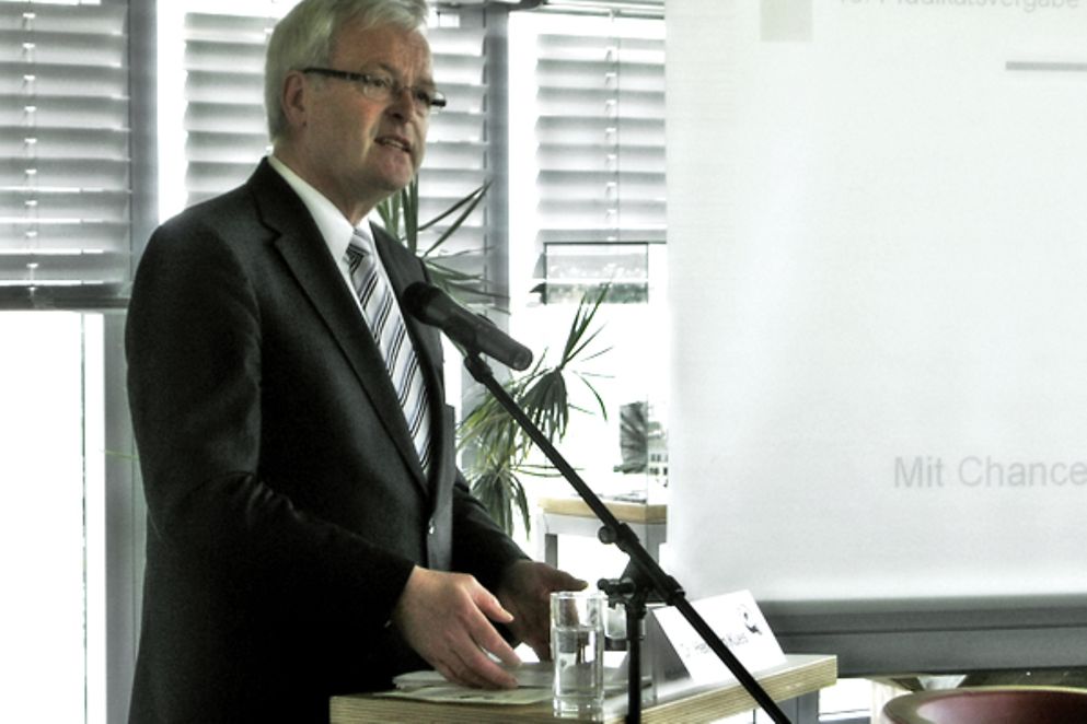 Dr. Hermann Kues bei der Vergabe der "TOTAL E-QUALITY"-Prädikate