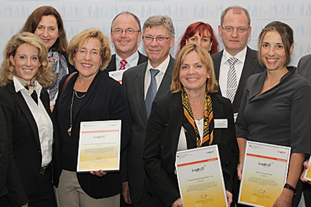 Staatssekretär Lutz Stroppe (Bildmitte) mit Vertreterinnen und Vertretern Logib-D-geprüfter Unternehmen. Bildquelle: BMFSFJ