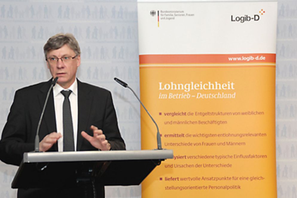 Staatssekretär Stroppe hält eine Rede bei der Verleihung des Logib-D Labels 2013. Bildnachweis: BMFSFJ