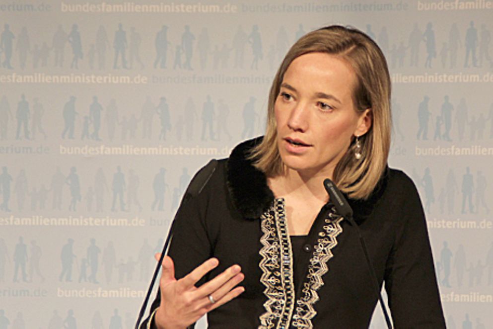 Kristina Schröder steht an einem Rednerpult und spricht bei der Konferenz zur "Männerpolitik". Bildquelle: BMFSFJ