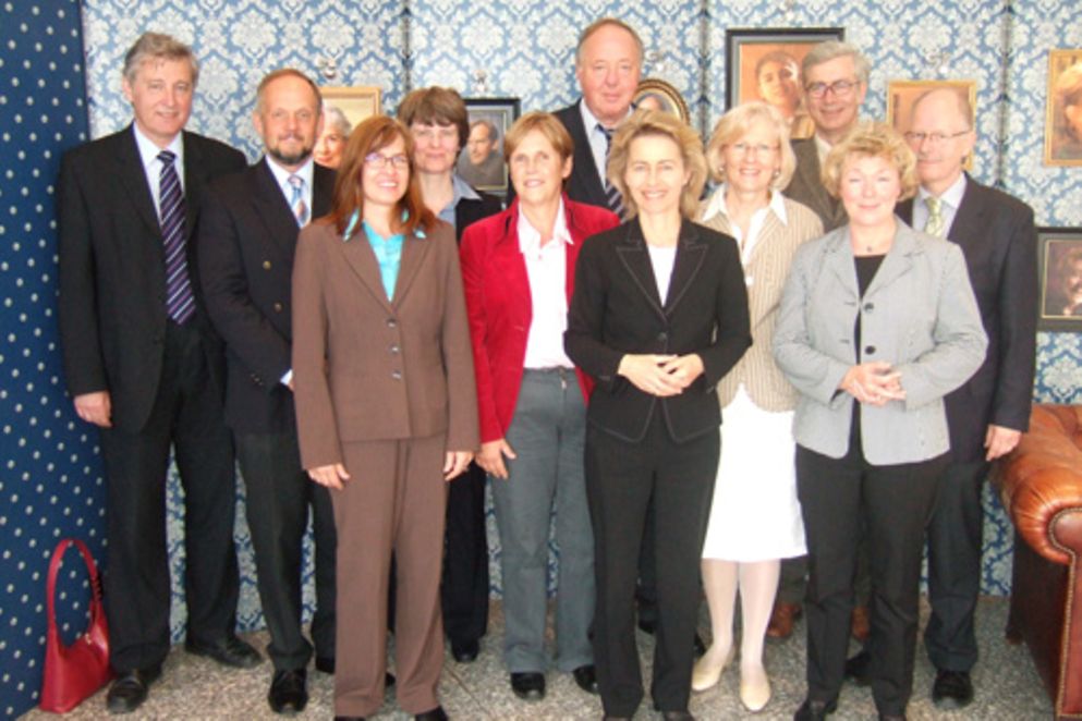 Bundesministerin Ursula von der Leyen und die Beiratsmitglieder von MIGG im Gruppenfoto.