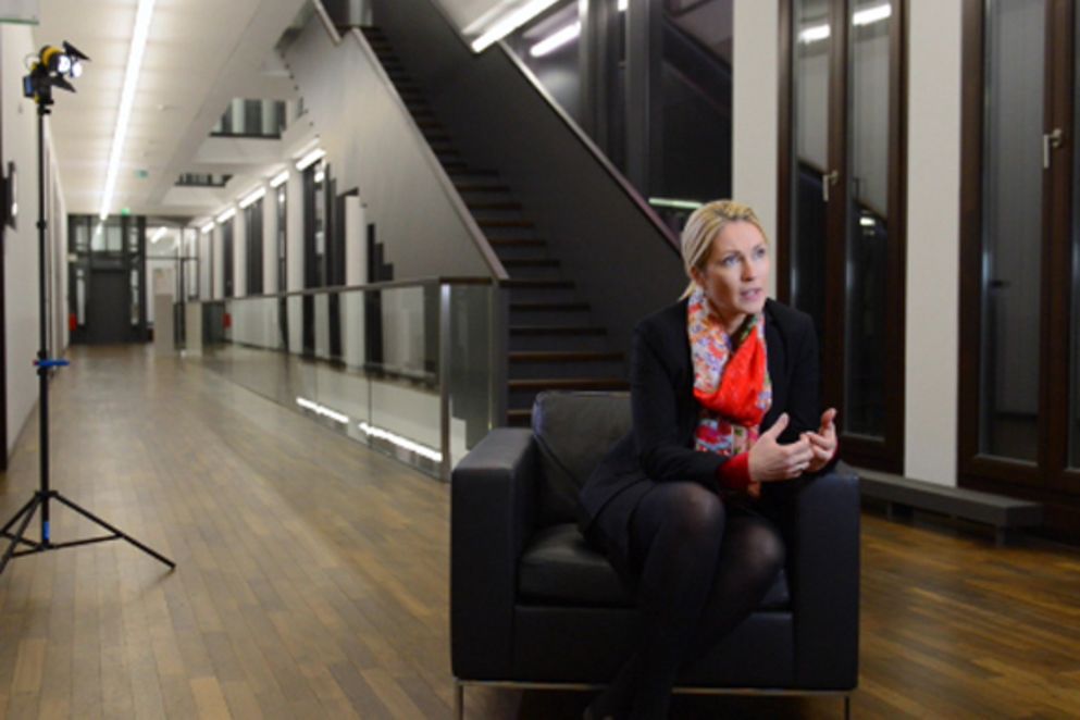 Manuela Schwesig sitzt in einem Sessel und gibt für Pro Quote Regie ein Kurz-Interview, Bildnachweis: depoetica